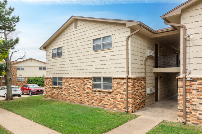 Crossland Square in Lawton, OK - Building Photo - Building Photo