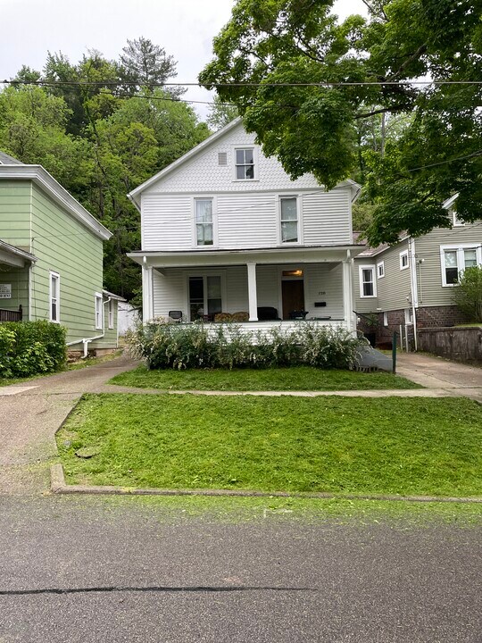 128 N Congress St in Athens, OH - Foto de edificio