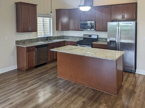 565 NE Fern Ave in Dallas, OR - Building Photo - Building Photo