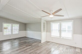 21 Forest Dr in Englishtown, NJ - Foto de edificio - Building Photo