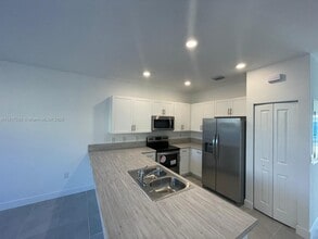 805 NE 211th St in North Miami Beach, FL - Building Photo - Building Photo