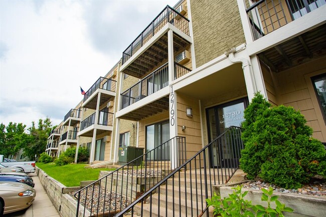 Cedar Ridge Apartments in Apple Valley, MN - Foto de edificio - Building Photo