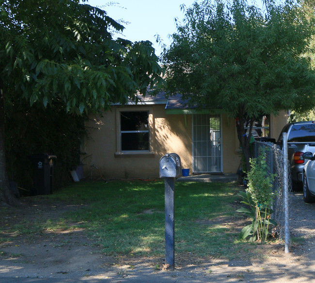 2517 E Harding Way in Stockton, CA - Foto de edificio - Building Photo