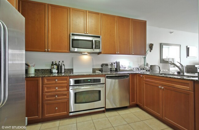 807 Davis St in Evanston, IL - Building Photo - Building Photo