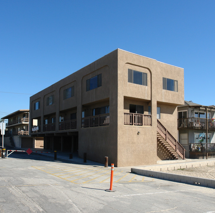 1001 Seal Way in Seal Beach, CA - Building Photo