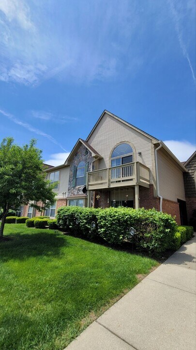 245 Brookwood Dr in South Lyon, MI - Building Photo