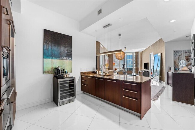 15811 Collins Ave, Unit 3107 in North Miami Beach, FL - Foto de edificio - Building Photo
