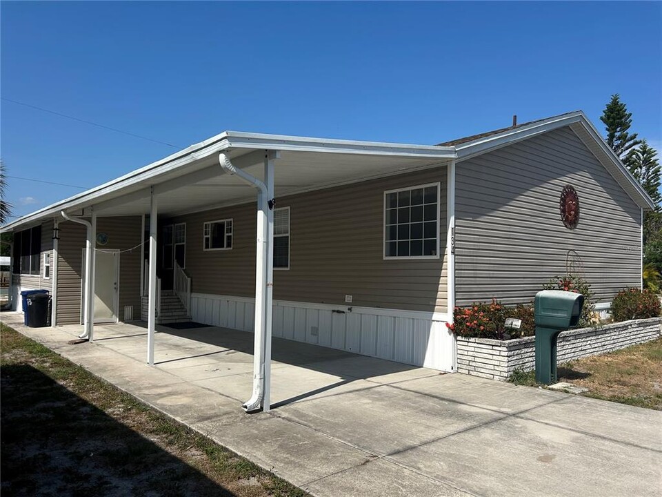 1891 Englewood Rd in Englewood, FL - Building Photo