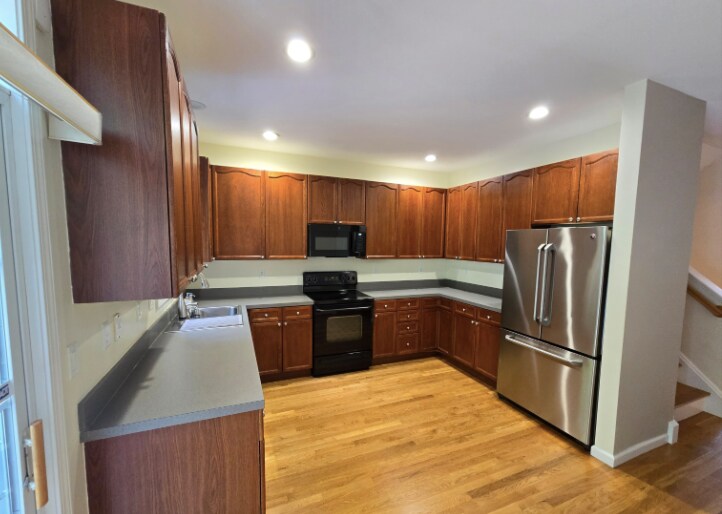 94 Woodcrest Ln in Danbury, CT - Building Photo