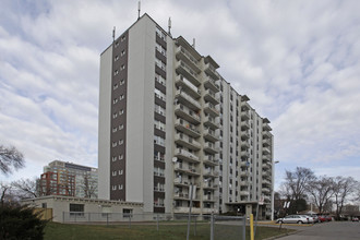 Centennial Towers in Mississauga, ON - Building Photo - Building Photo