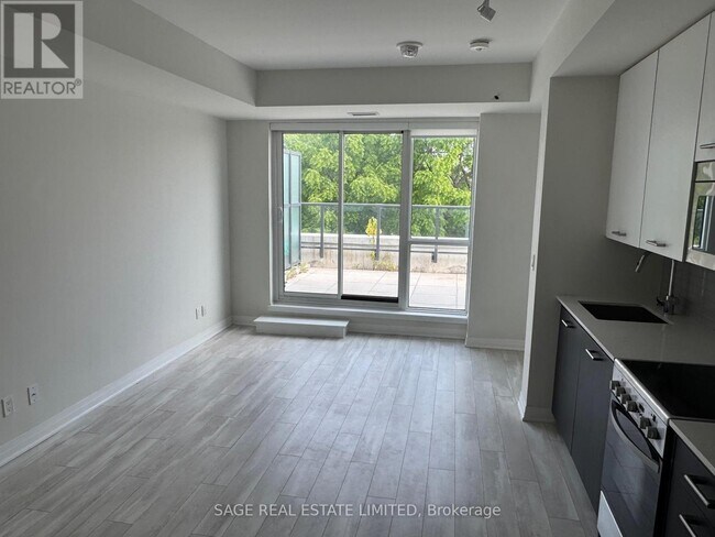 1630-1630 Queen St E in Toronto, ON - Building Photo - Building Photo
