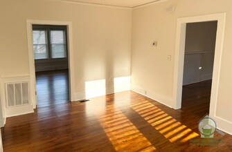 25 W Main St in Greenville, SC - Foto de edificio - Building Photo