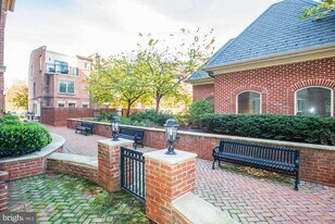 320 S West St in Alexandria, VA - Building Photo