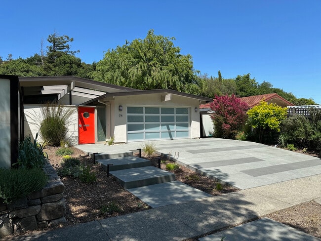 24 Valleystone Dr in San Rafael, CA - Foto de edificio - Building Photo