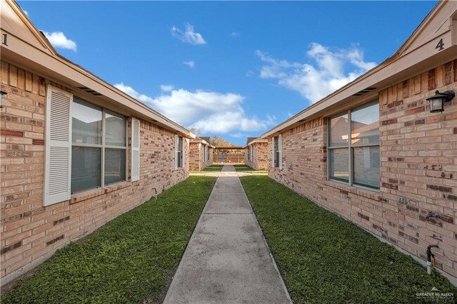2111 W Western Dr in Edinburg, TX - Foto de edificio - Building Photo