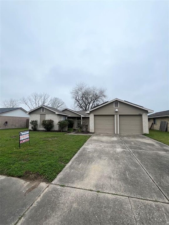 2818 Custer Dr in League City, TX - Building Photo