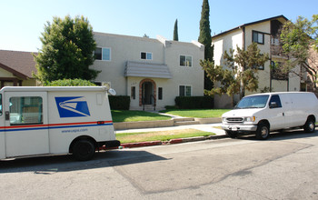 125 S Cedar St in Glendale, CA - Building Photo - Building Photo