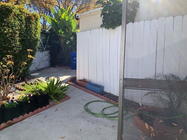 22752 Cavalier St in Woodland Hills, CA - Building Photo - Building Photo