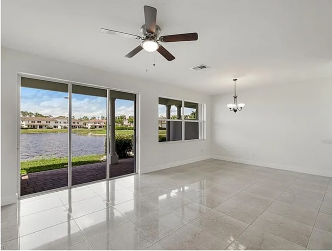 7029 Ambrosia Ln in Naples, FL - Foto de edificio - Building Photo