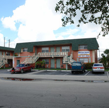 Sunset Manor Apartments in Sunrise, FL - Building Photo - Building Photo