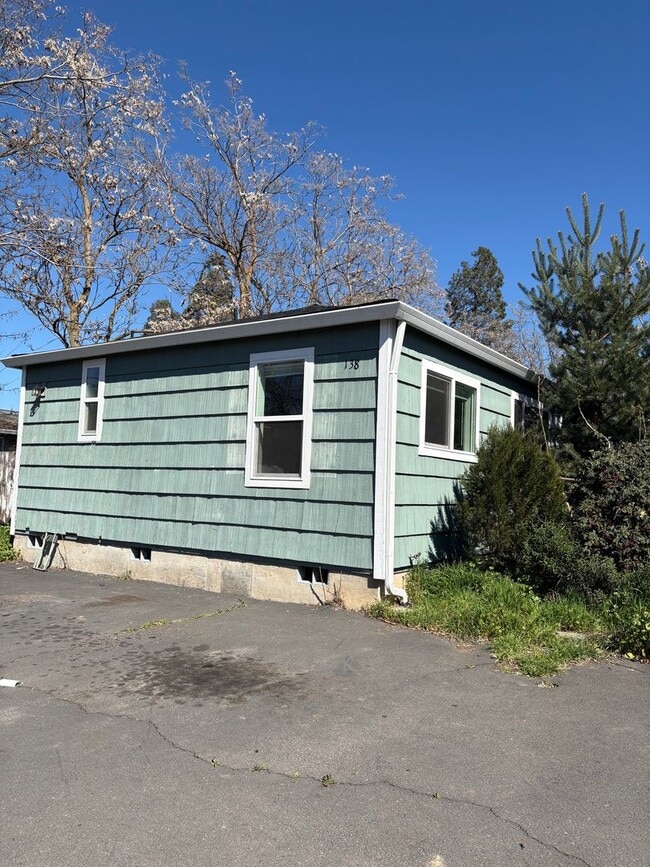 138 Western Ave in Medford, OR - Building Photo - Building Photo