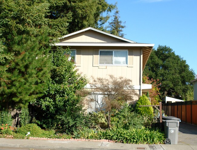 1020 King St in Santa Rosa, CA - Building Photo - Building Photo