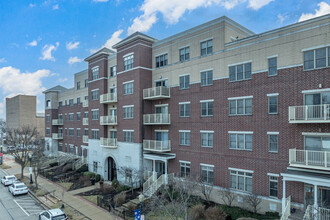 Station Crossing in Downers Grove, IL - Foto de edificio - Primary Photo