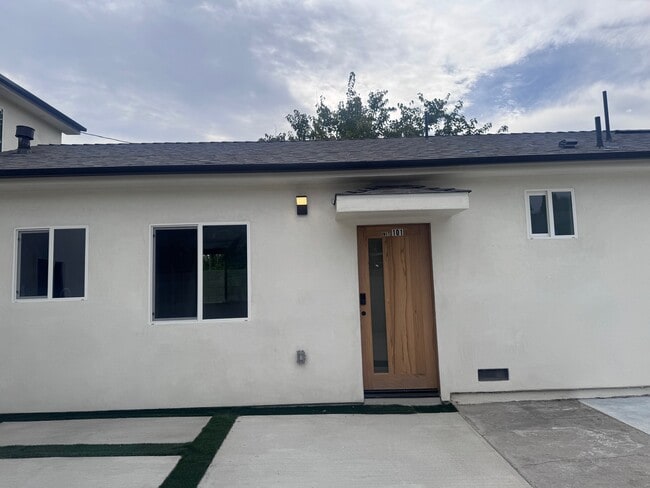 2320 N Naomi St, Unit 101 in Burbank, CA - Foto de edificio - Building Photo