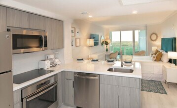 2889 McFarlane Rd in Miami, FL - Building Photo - Building Photo
