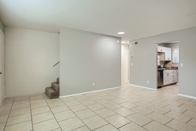 Tree Hill Apartments & Townhomes in Jacksonville, FL - Building Photo - Building Photo