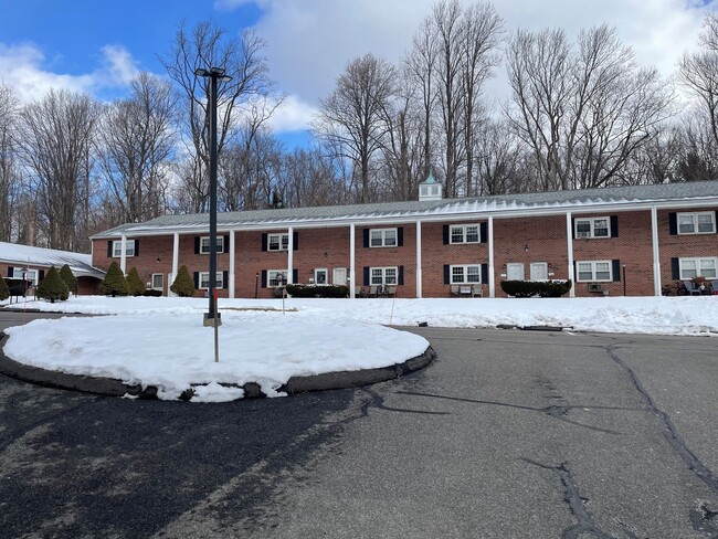 258 S Brooksvale Rd in Cheshire, CT - Building Photo - Building Photo