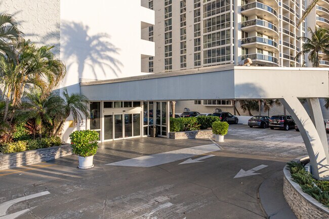 Galt Towers Condominium in Fort Lauderdale, FL - Building Photo - Building Photo