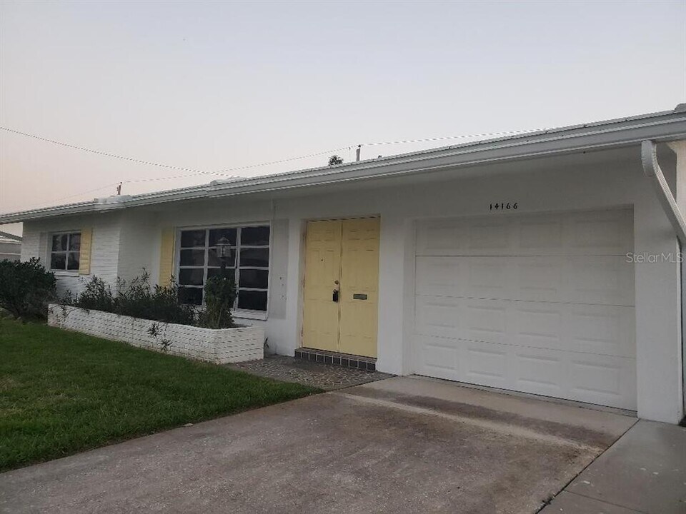 14166 90th Ave in Seminole, FL - Foto de edificio