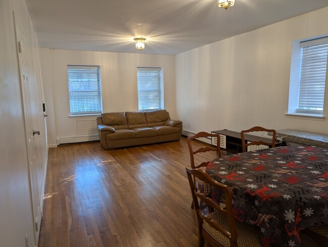 751 Essex St, Unit 1 in Brooklyn, NY - Foto de edificio - Building Photo