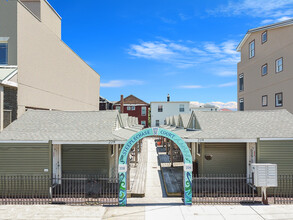 Steeplechase Court in Rockaway Park, NY - Foto de edificio - Building Photo