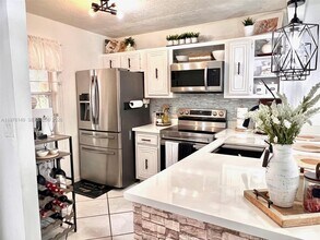 2811 Somerset Dr in Lauderdale Lakes, FL - Building Photo - Building Photo