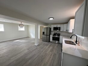 219 N Waller Ave, Unit B-G in Chicago, IL - Foto de edificio - Building Photo