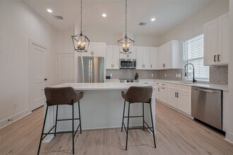 1111 Bruno Pl in Houston, TX - Building Photo - Building Photo