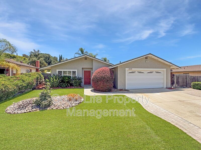 1429 Esperanza Way in Escondido, CA - Building Photo