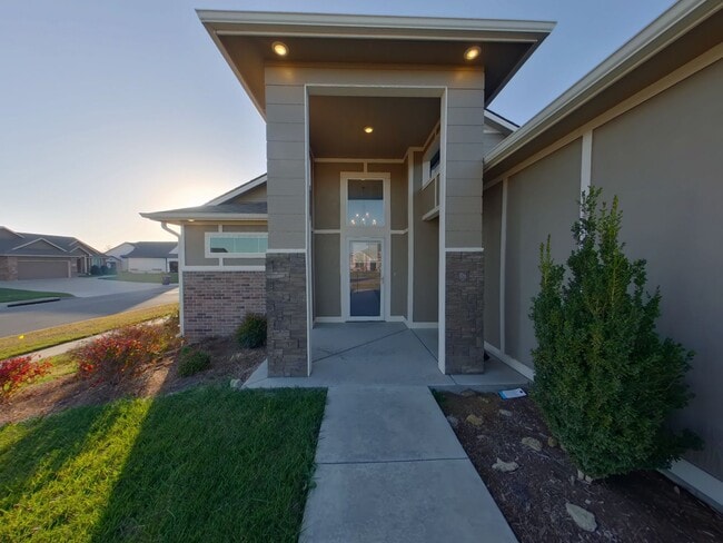 1377 S Sierra Hls St in Wichita, KS - Building Photo - Building Photo