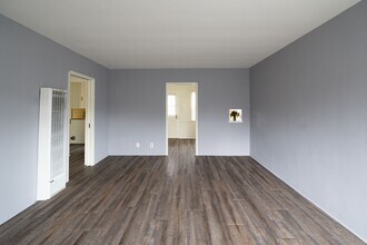 205-207 Mayflower Ave in Monrovia, CA - Foto de edificio - Building Photo