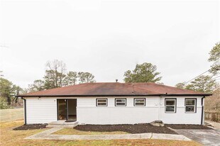 5022 Fairmont Rd SE in Smyrna, GA - Building Photo
