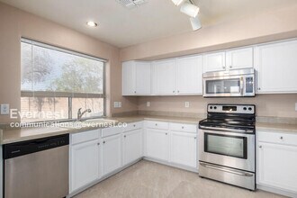 42581 W Michaels Dr in Maricopa, AZ - Building Photo - Building Photo