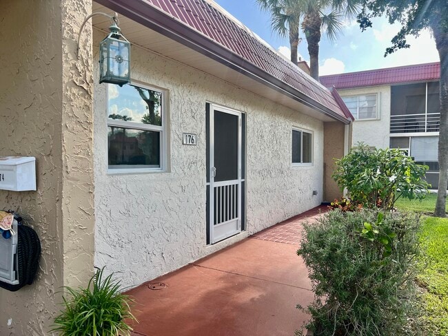 176 Lake Evelyn Dr in West Palm Beach, FL - Building Photo - Building Photo