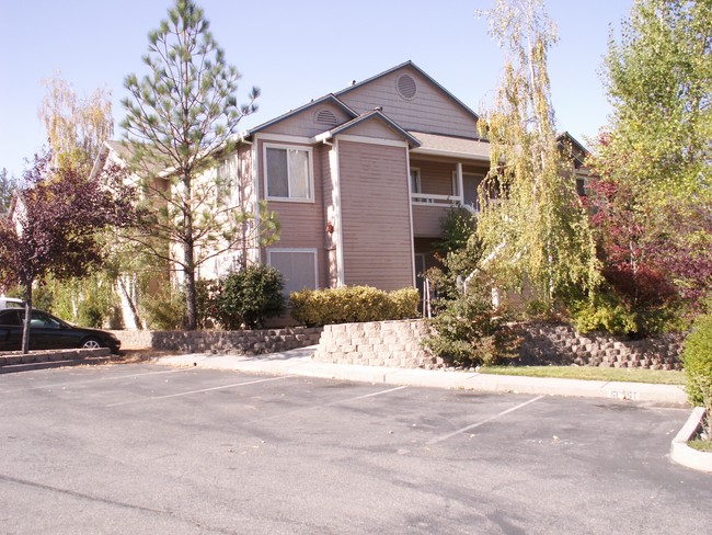 Olympia Garden Apartments in Grass Valley, CA - Foto de edificio - Building Photo