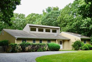 150 Talmage Farm Ln in East Hampton, NY - Building Photo