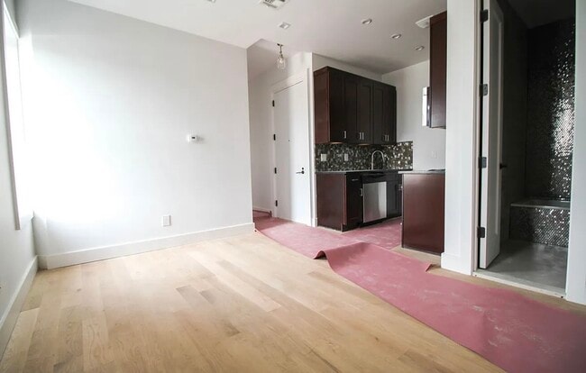 6702 60th St, Unit 1 in Ridgewood, NY - Foto de edificio - Building Photo