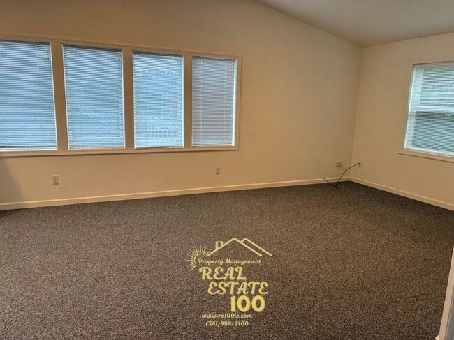 838 SE Oar Ave in Lincoln City, OR - Building Photo - Building Photo