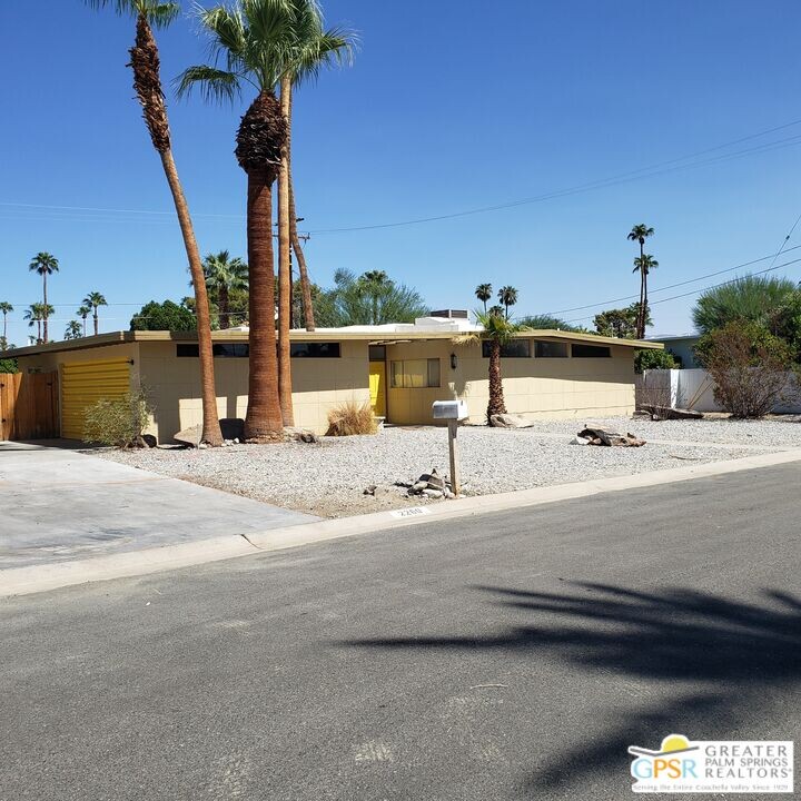 2260 E Terry Ln in Palm Springs, CA - Building Photo