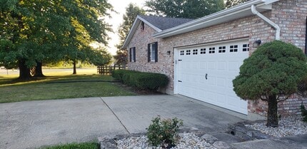 2040 Megrue Dr in Lawrenceburg, IN - Foto de edificio - Building Photo